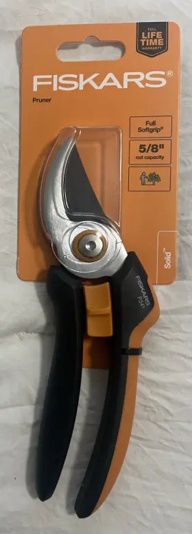 P341 Fiskars Solid Steel Blade Pruner With Softgrip Handle